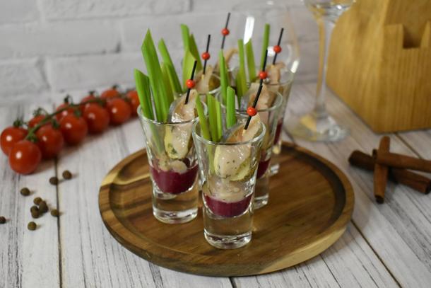 Канапе с селедкой и молодым картофелем Канапе с селедкой и молодым картофелем