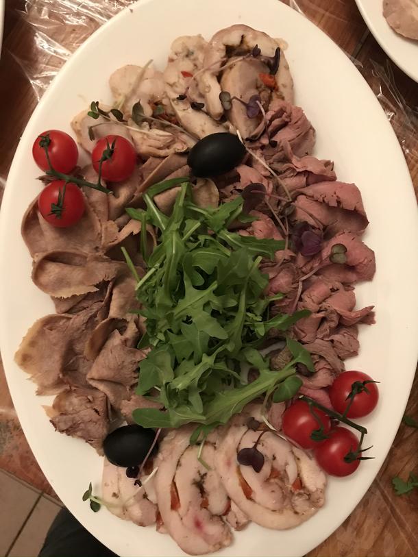 Ассорти домашних мясных деликатесов Ассорти домашних мясных деликатесов