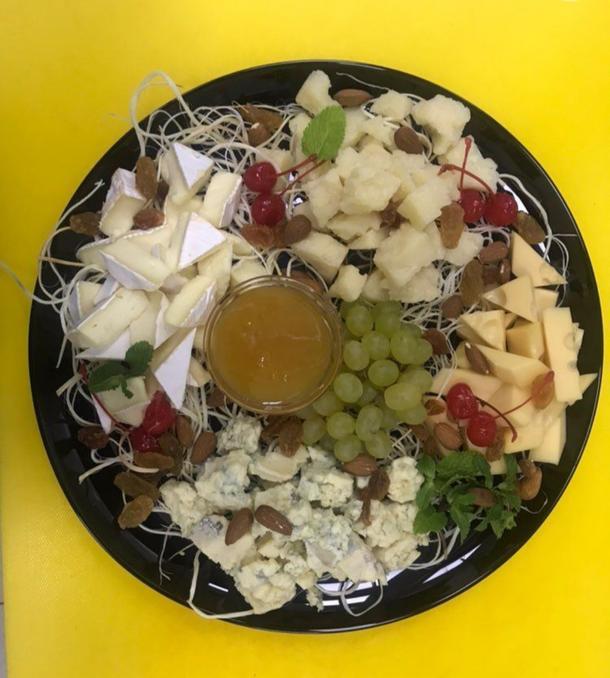 Ассорти сыров с орехами,медом и свежими ягодами Ассорти сыров с орехами,медом и свежими ягодами