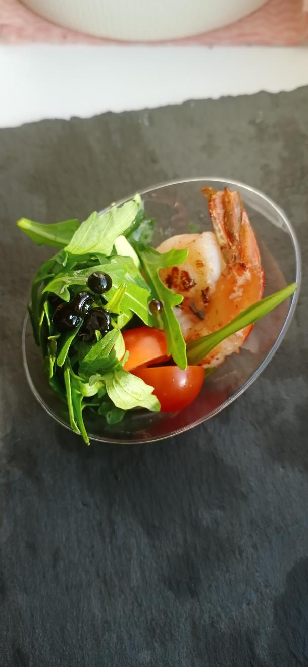 Закуска из королевской креветки, рукколой и бальзамической икры Закуска из королевской креветки, рукколой и бальзамической икры