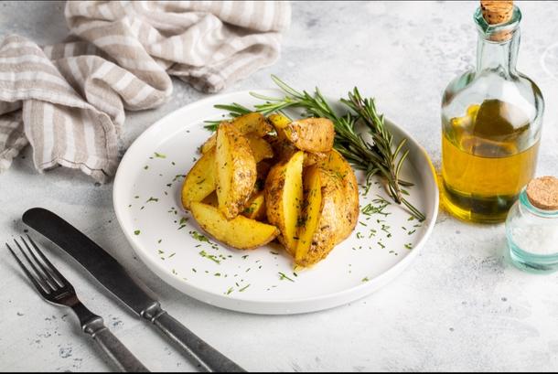Картофель запеченый с розмарином и чесноком Картофель запеченый с розмарином и чесноком