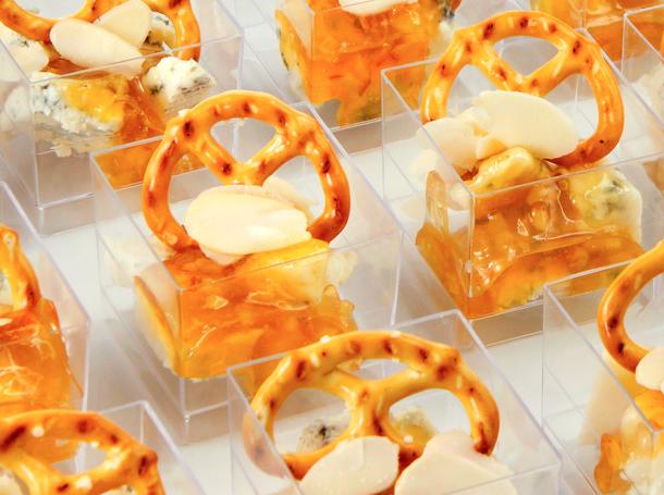 Ассорти сыров с апельсиновым джемом Ассорти сыров с апельсиновым джемом