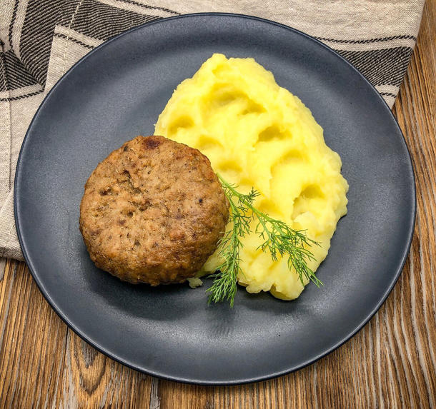 Картофельное пюре с котлеткой