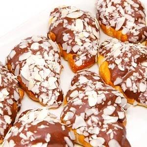 Круассан в шоколаде с лепестками мендаля