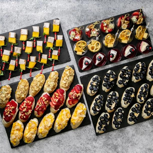 Комбо Фруктовые брускетты 30 штук + 35 изысканных закусок