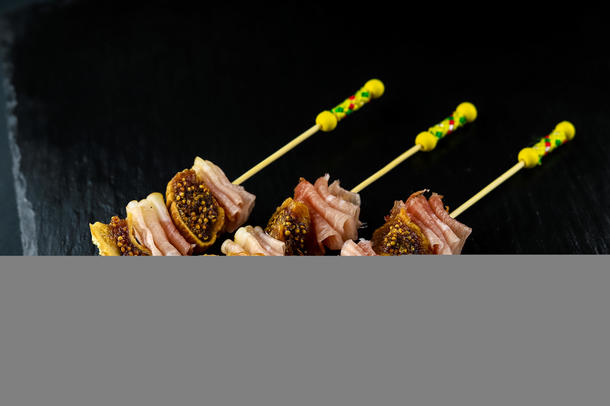 Канапе с хамоном и инжиром Канапе с хамоном и инжиром