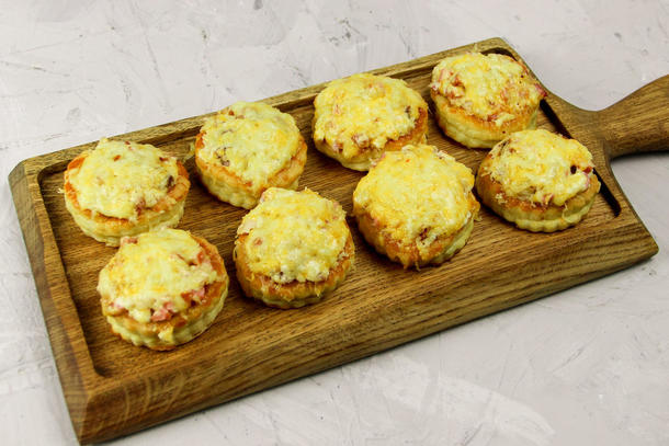 Буше с мясной начинкой под сыром Буше с мясной начинкой под сыром