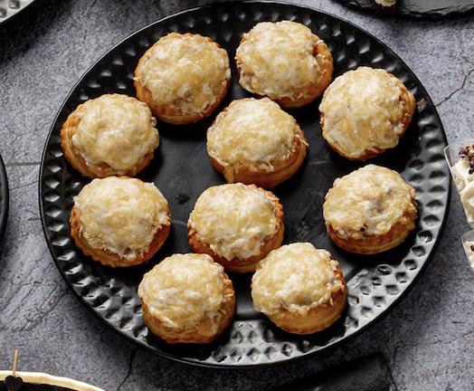 Буше с мясной начинкой под сыром Буше с мясной начинкой под сыром