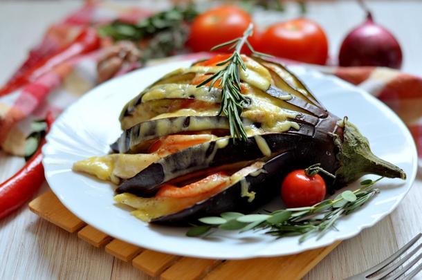 Рецепт баклажанов с курицей в духовке. Запеченные баклажаны с курицей. Баклажаны с куриной грудкой запеченные в духовке. Баклажаны фаршированные куриной грудкой. Курица с баклажанами и помидорами в духовке.