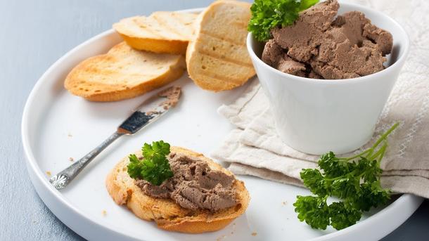 Нежный террин из говяжьей печени с фисташками и овощами