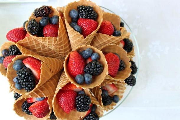 Вафельный рожок с ягодами