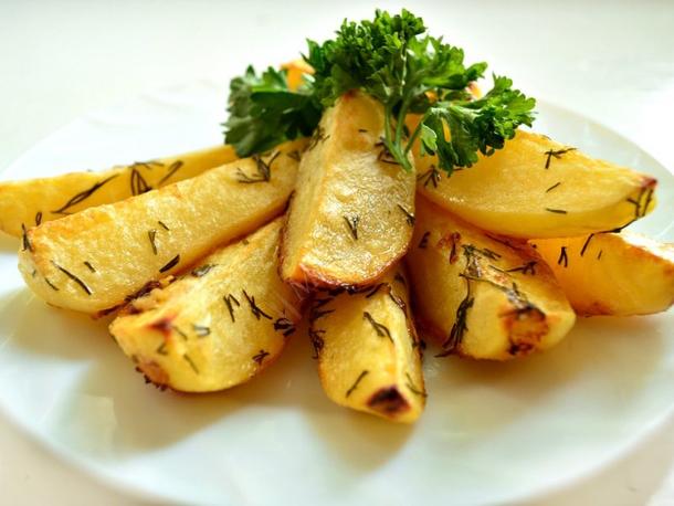 Картофельные дольки запеченные с розмарином и чесноком