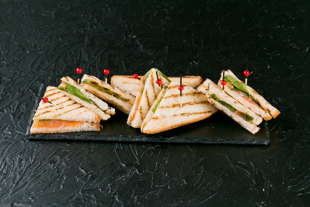 Мини сэндвич с лососем
