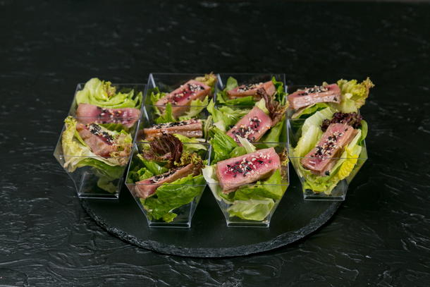 Мини салат с тунцом на гриле