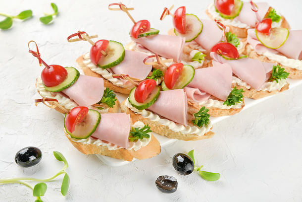 Кростини с овощами и ветчиной Кростини с овощами и ветчиной