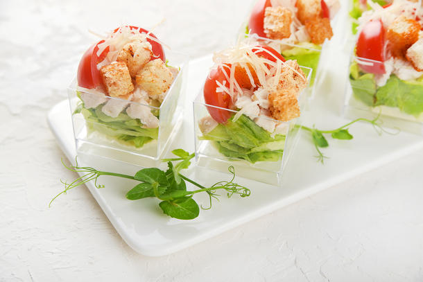 Мини салат "Цезарь" с курицей Мини салат "Цезарь" с курицей