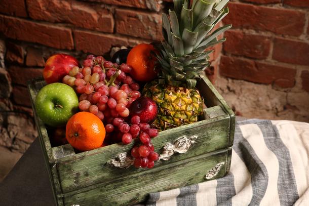 Большой ящик с сезонными фруктами