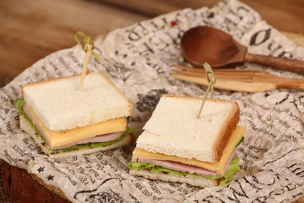 Мини-сэндвич с ветчиной, сыром, салатом и овощами