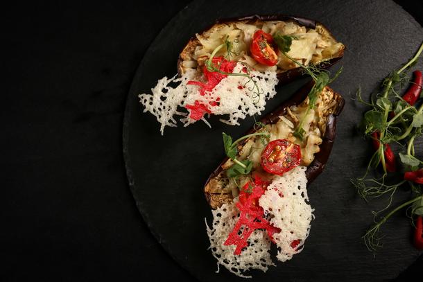 Запеченный баклажан с овощами и сыром пармезан Запеченный баклажан с овощами и сыром пармезан