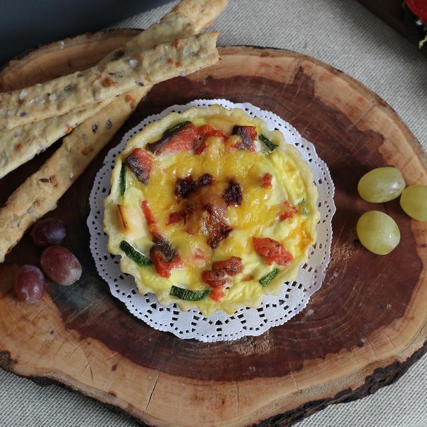 Киш с моцарелой, шпинатом, сыром и помидорами черри Киш с моцарелой, шпинатом, сыром и помидорами черри