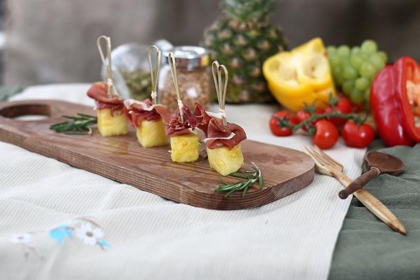 Канапе ананас и парма Канапе ананас и парма