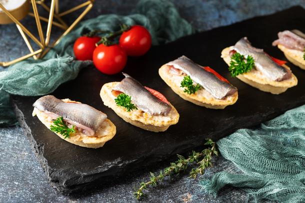 Тарталетки с пряной килькой и ореховым соусом