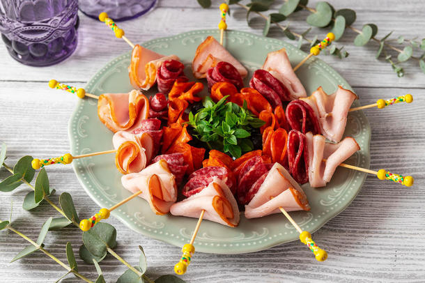 Мясное ассорти на шпажке с оливкой