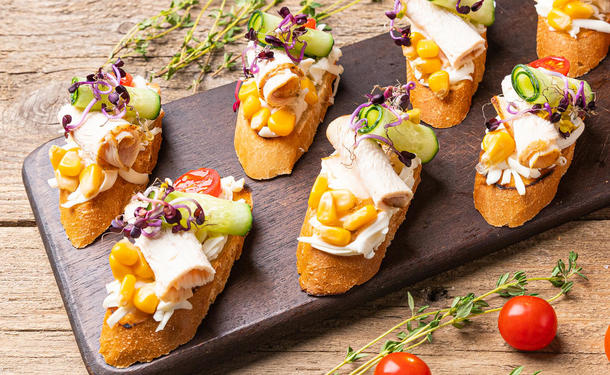 Брускетта с курочкой су-вид, томатами и кукурузой