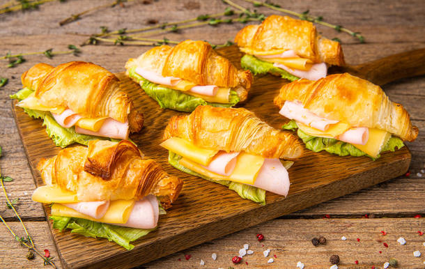 Мини круассан с ветчиной и сыром