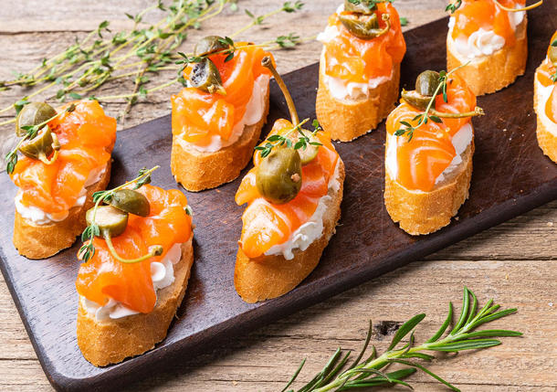 Брускетта с сливочным сыром и семгой