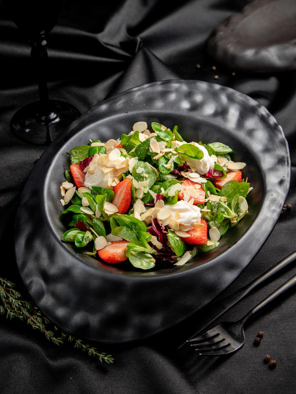 Салат с куриной грудкой и козьим сыром, лепестками миндаля и клубникой (банкет)