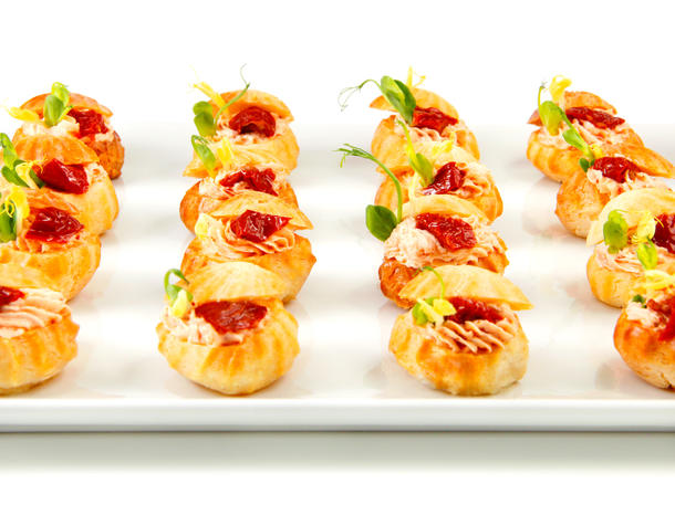 Профитроли с вяленным томатом и сливочным сыром