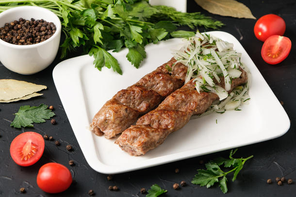 2 шт. Люля из баранины c cоусом и луком 2 шт. Люля из баранины c cоусом и луком