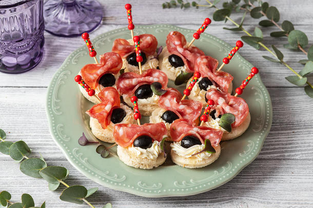 Канапе с сальчичоном