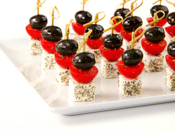 Канапе фета/черри и маслина с пряными травами. Канапе фета/черри и маслина с пряными травами.
