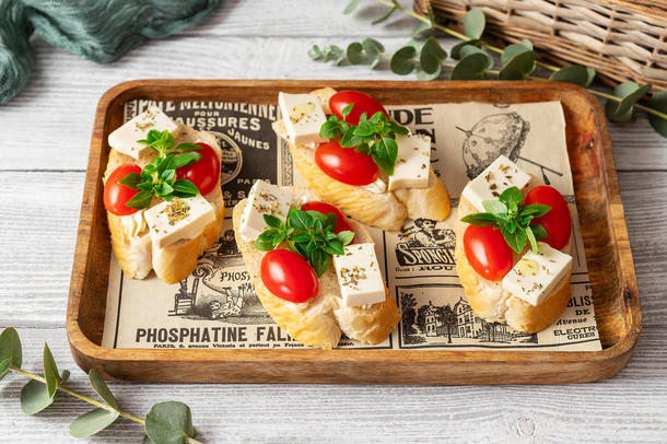 Мака с греческим сыром и фермерскими мини томатами