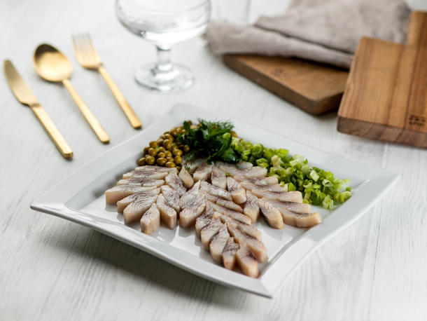 Плато с мурманской сельдью и горошком Плато с мурманской сельдью и горошком