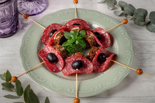 Салями с оливкой на ржаном хлебе