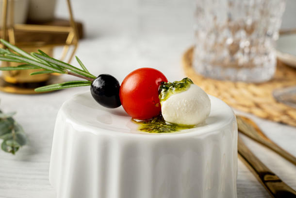 Шпажка с моцареллой, мини томатом и оливкой