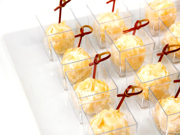 Сырные шарики фаршированные виноградом в лепестках миндаля.