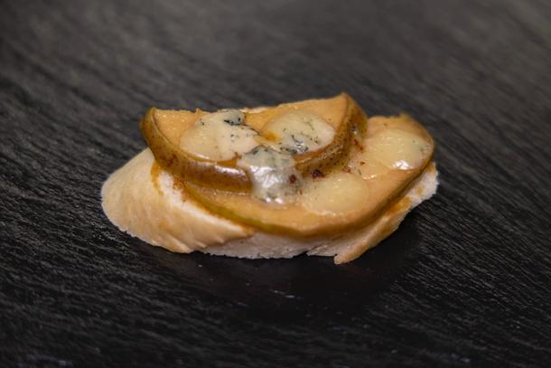 Кростини с карамелизованной грушей и сыром Дорблю