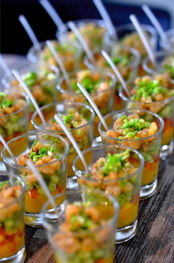 Мини салат с лососем и овощным тартаром Мини салат с лососем и овощным тартаром