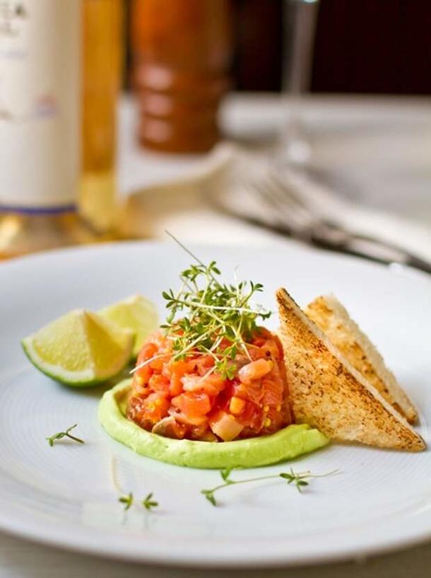 Тартар из лосося с авокадо Тартар из лосося с авокадо