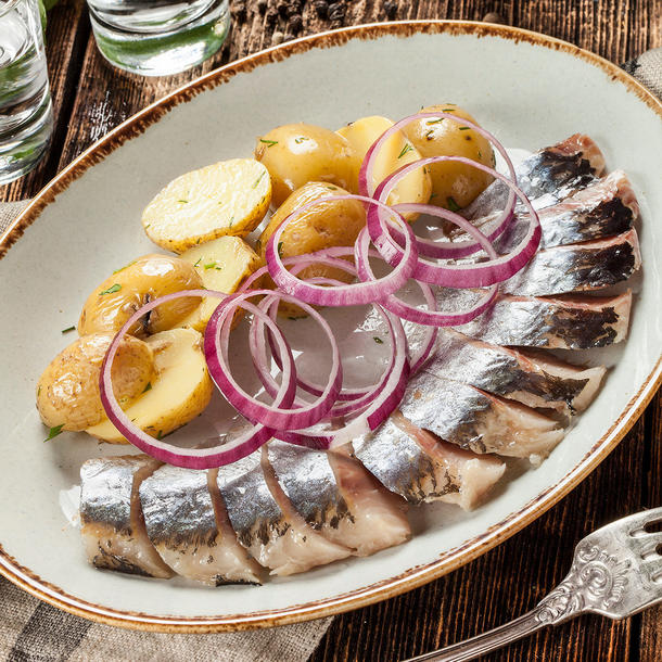 Нарезка сельди с луком и картофелем бэби