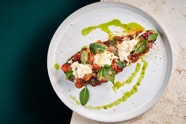 Запеченный баклажан с вялеными томатами Запеченный баклажан с вялеными томатами