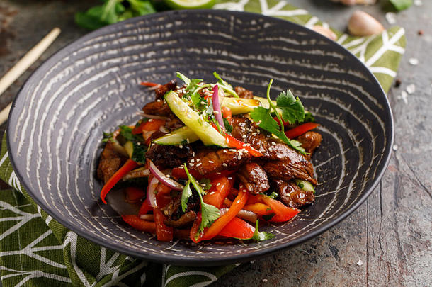 Салат с говядиной и болгарским перцем Салат с говядиной и болгарским перцем