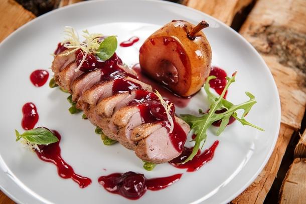 Утиная грудка с брусникой и яблоком Утиная грудка с брусникой и яблоком