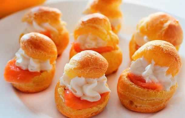 Профитроли со сливочным сыром и лососем