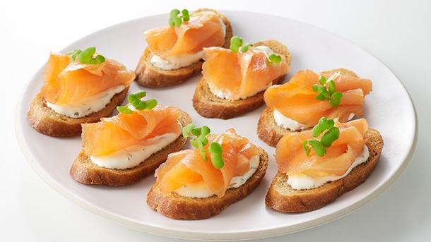 Брускетта с масляной рыбой и сливочным сыром