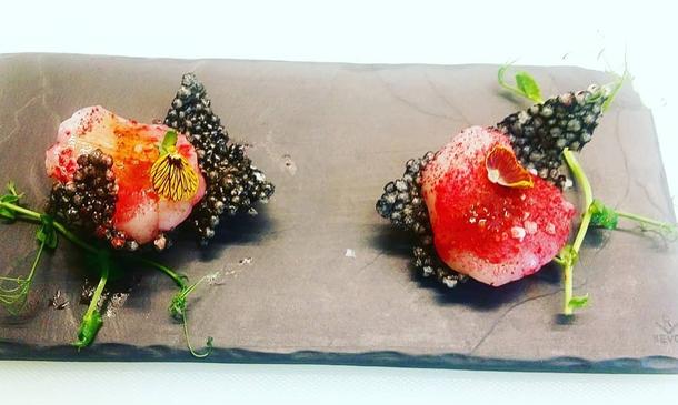 Канапе на чипсах из тапиоки с тунцом